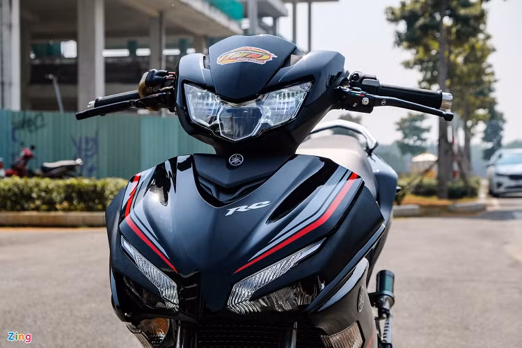 Thoạt nhìn, bạn sẽ nghĩ đây là bản độ dựa trên chiếc xe côn tay Yamaha Exciter 150 khi cụm đèn trên ghi-đông được thay bằng đèn kiểu 3 khoang. Theo chủ xe, chiếc Exciter 155 sẽ liền mạch hơn với hệ thống đèn của Exciter 150. Theo quan điểm cá nhân, tôi thấy sự thay đổi này khá hợp lý khi chiếc xe trở nên cứng cáp hơn.