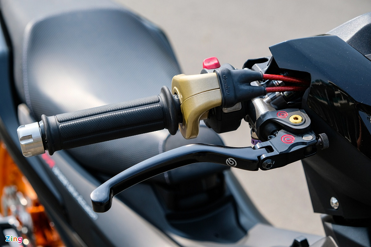 Tay phanh là loại Brembo Rossi trong khi côn đến từ thương hiệu Kohken. Cùm phanh và côn được thửa từ xe Ducati. Riêng các chi tiết này đã tiêu tốn gần 60 triệu đồng.