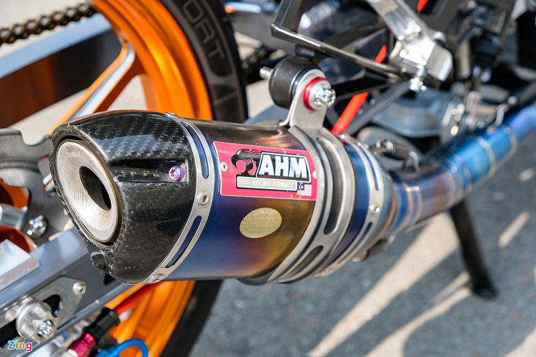 Chiếc xe Yamaha Exciter 155 VVA độ nãy vẫn sử dụng động cơ dung tích 155,1 cc tích hợp công nghệ van biến thiên, sản sinh công suất 17,7 mã lực tại 9.500 vòng/phút và mô-men xoắn 14,4 Nm. Chủ xe không can thiệp vào động cơ nhưng vẫn trang bị cho bản độ hệ thống ống xả AHM M3 với phần thân và cổ được làm hoàn toàn bằng titanium. 