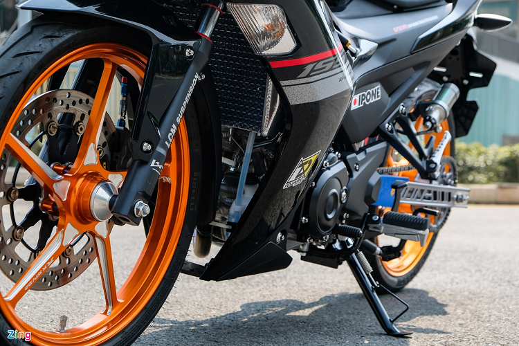 Xe sử dụng cặp mâm Rapido - thương hiệu có tiếng đến từ Malaysia. Cặp mâm được cắt CNC từ nhôm nguyên khối. Ngoài việc giảm cân nặng cho xe, bộ mâm mới này còn tăng tính thẩm mỹ khi sở hữu màu sơn cam nổi bật. Theo chủ xe, bộ mâm này có giá khoảng 30 triệu đồng.