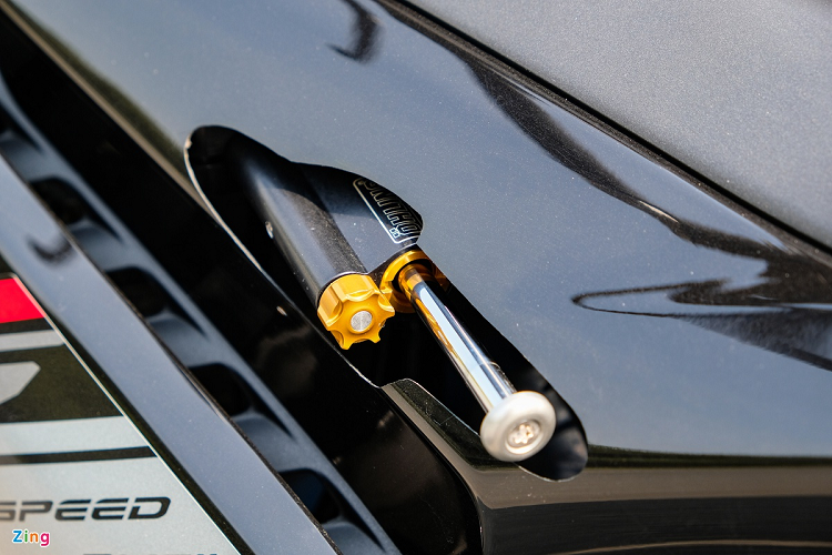 Bản độ được trang bị trợ lực sườn Ohlins Full Black có giá hơn 9 triệu đồng. Ngoài việc tăng tính thẩm mỹ, trợ lực còn có tác dụng triệt tiêu sự rung lắc ở đầu xe khi vận hành ở tốc độ cao. Đây là trang bị không thể thiếu trên các bản độ đắt giá.