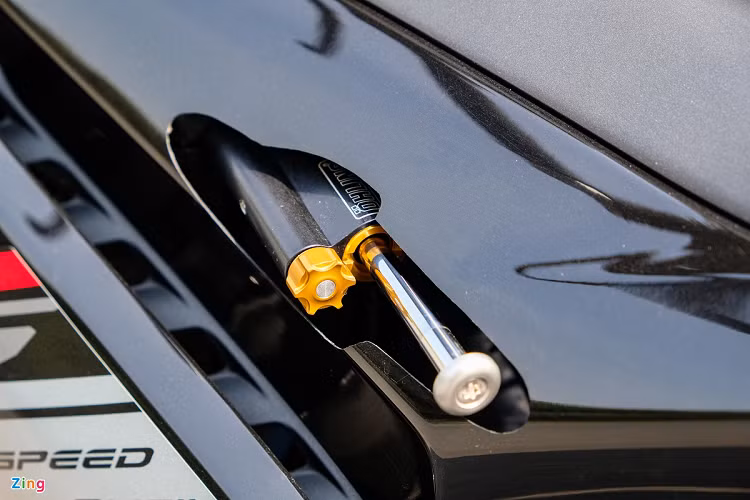 Bản độ được trang bị trợ lực sườn Ohlins Full Black có giá hơn 9 triệu đồng. Ngoài việc tăng tính thẩm mỹ, trợ lực còn có tác dụng triệt tiêu sự rung lắc ở đầu xe khi vận hành ở tốc độ cao. Đây là trang bị không thể thiếu trên các bản độ đắt giá.