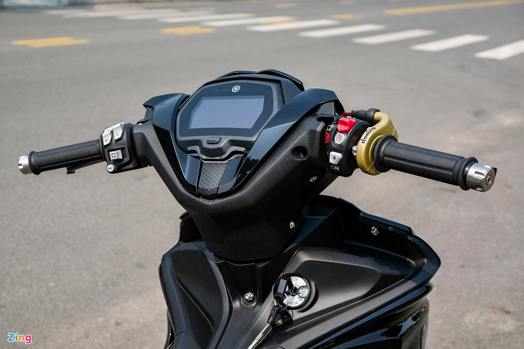 Cùm ga nguyên bản được thay bằng thương hiệu Domino. Cùm này giúp xe rút ngắn quãng ga, giúp chiếc xe tăng tốc nhanh hơn. Thực tế trải nghiệm, chiếc xe cho cảm giác "lanh" hơn xe nguyên bản dù chủ xe chưa can thiệp về hiệu năng. 