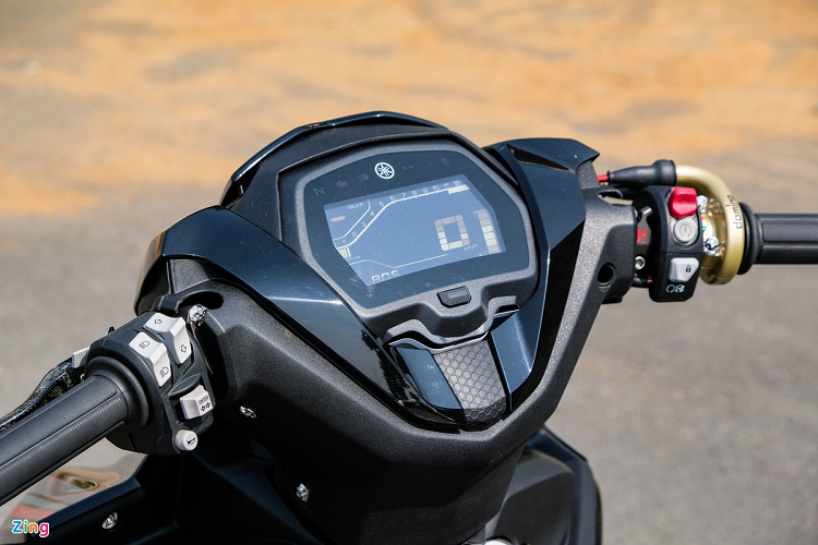 Bên cạnh cụm đèn, chủ xe cũng thay đổi gần như toàn bộ ở khu vực đầu xe, chỉ giữ lại đồng hồ kỹ thuật số nguyên bản của Exciter 155. Đắt giá nhất là cặp tay phanh và côn. 