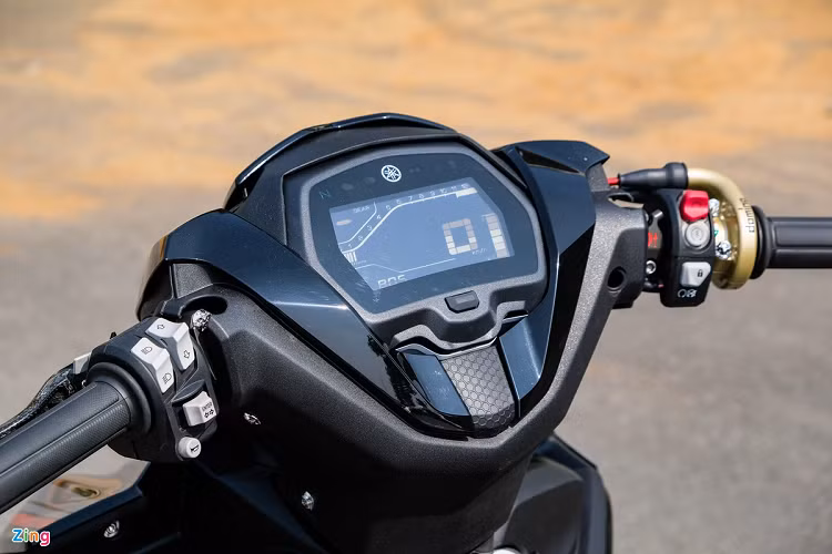 Bên cạnh cụm đèn, chủ xe cũng thay đổi gần như toàn bộ ở khu vực đầu xe, chỉ giữ lại đồng hồ kỹ thuật số nguyên bản của Exciter 155. Đắt giá nhất là cặp tay phanh và côn. 