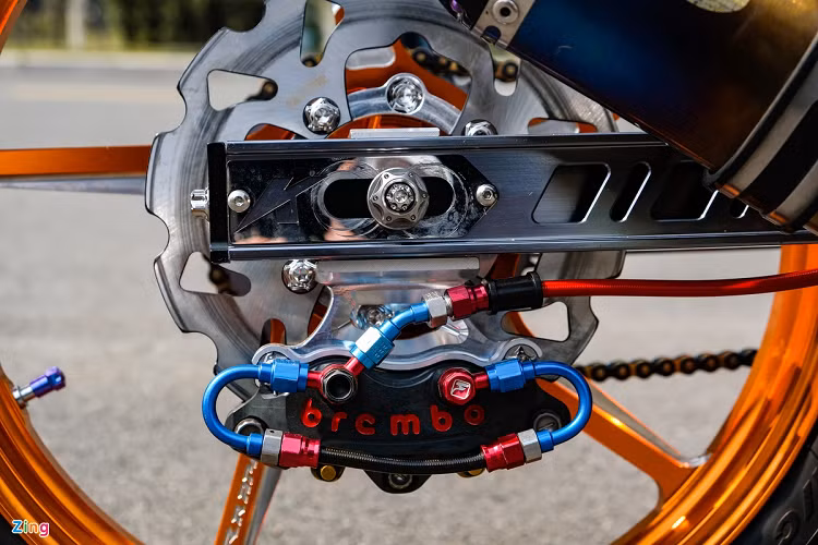 Hệ thống phanh sau gồm kẹp phanh và pen đạp Brembo GP có giá gần 65 triệu đồng.