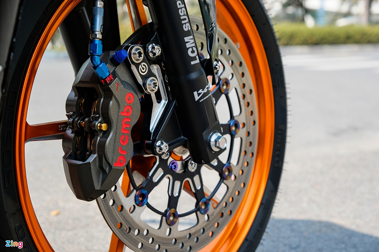 Hệ thống phanh cũng được nâng cấp với kẹp phanh Brembo Monobloc GP 4 piston và đĩa phanh Brembo ở phía trước. Riêng cụm phanh trước có giá khoảng 50 triệu đồng. 