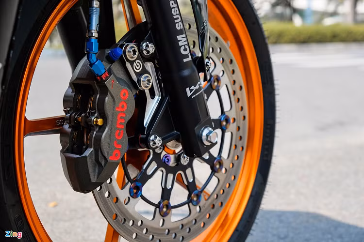 Hệ thống phanh cũng được nâng cấp với kẹp phanh Brembo Monobloc GP 4 piston và đĩa phanh Brembo ở phía trước. Riêng cụm phanh trước có giá khoảng 50 triệu đồng. 