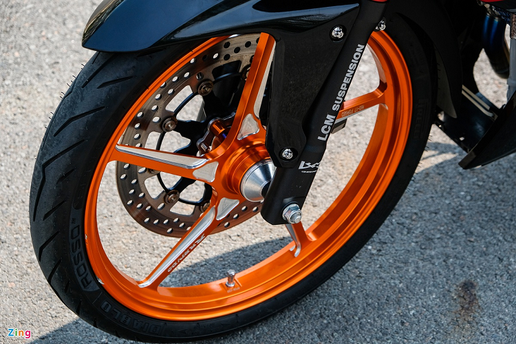 Di chuyển xuống phía dưới, xe được trang bị giảm xóc trước và chảng ba đến từ LCM. Giảm xóc của LCM có cấu tạo giống với nguyên bản nhưng có hiệu suất giảm chấn tốt hơn. 