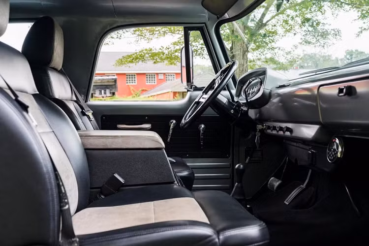 Mô-típ họa tiết da cá sấu của phần nóc tiếp tục được mang vào nội thất, nơi bạn tìm thấy các dấu vết in trên ghế trước và ghế sau. Các công nghệ bên trong xe cũng được nâng cấp để phù hợp thời đại với bộ tiếp nhận Bluetooth cấp độ hàng hải, hệ thống âm thanh Scosche, cửa sổ tự động, và hệ thống điều hòa mát lạnh. Trong khi đó, các thiết bị điều khiển xe gồm cần số kiểu cổ điển và một vô lăng 4 chấu cứng cáp.