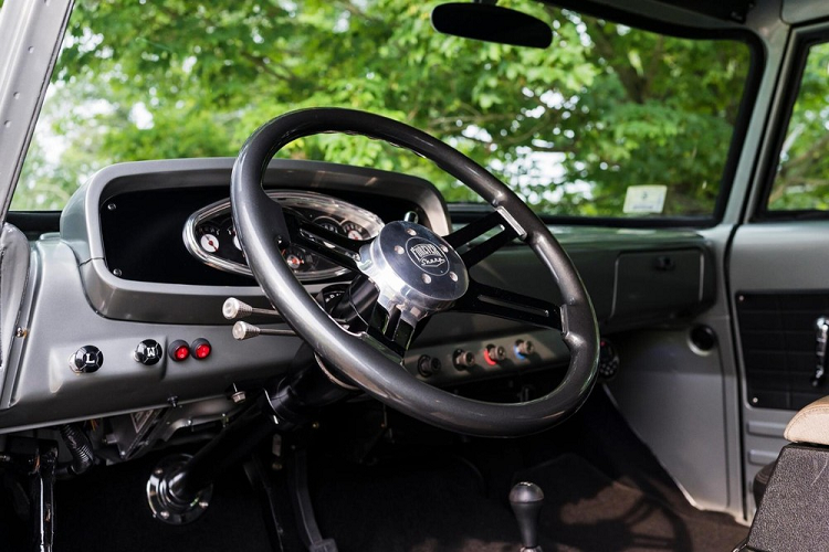 Được nâng cao 3 inch và cải thiện khả năng off-road với bộ giảm sốc Fox, chiếc xe bán tải gần 70 năm tuổi có sức chinh phục địa hình ấn tượng, không hề thua kém một mẫu xe mới nào cả. Bộ la-zăng 2 tông màu và bộ lốp 37 inch to lớn, kết hợp kẹp phanh màu đỏ và rô tơ khoan chéo là những chi tiết củng cố thêm diều đó.