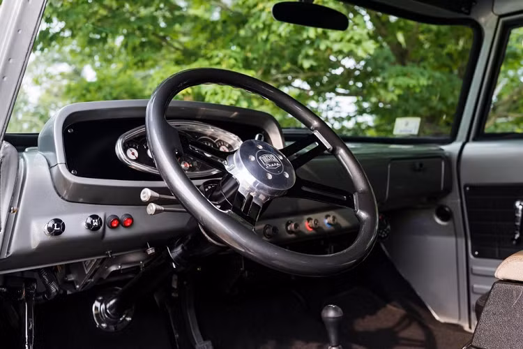 Được nâng cao 3 inch và cải thiện khả năng off-road với bộ giảm sốc Fox, chiếc xe bán tải gần 70 năm tuổi có sức chinh phục địa hình ấn tượng, không hề thua kém một mẫu xe mới nào cả. Bộ la-zăng 2 tông màu và bộ lốp 37 inch to lớn, kết hợp kẹp phanh màu đỏ và rô tơ khoan chéo là những chi tiết củng cố thêm diều đó.