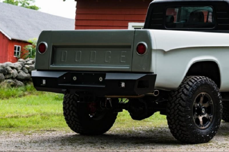 Giá xe Dodge W200 Power Wagon 1964 bản bán tải đặc biệt này hiện đang được rao bán trên internet với mức đấu giá 115.00 USD, song chắc sẽ chưa dùng lại ở đây. Để so sánh, một chiếc Ram 1500 TRX hoàn toàn mới đang có giá bán lẻ 70.425 USD chưa bao gồm thuế và tùy chọn.