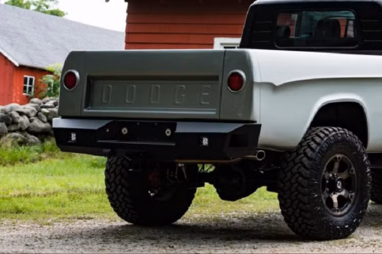 Giá xe Dodge W200 Power Wagon 1964 bản bán tải đặc biệt này hiện đang được rao bán trên internet với mức đấu giá 115.00 USD, song chắc sẽ chưa dùng lại ở đây. Để so sánh, một chiếc Ram 1500 TRX hoàn toàn mới đang có giá bán lẻ 70.425 USD chưa bao gồm thuế và tùy chọn.