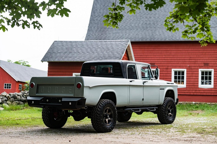 Giờ đây chạy trên một khung gầm Dodge Ram 2500 đời 2006, chiếc xe Dodge W200 Power Wagon gần 70 tuổi vạm vỡ này bắt đầu trong vai trò một dự án ICON 4x4 ở California. Được hoàn thiện bởi công ty LaBrecque Autocraft ở Connecticut, Mỹ với lớp sơn màu xám và một phần nóc bằng vinyl họa tiết da cá sấu, chiếc Power Wagon khoe dáng hiên ngang cùng các tấm cản va thép và cửa hậu độ riêng.