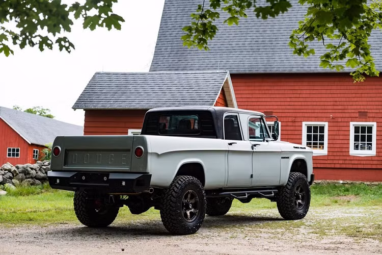 Giờ đây chạy trên một khung gầm Dodge Ram 2500 đời 2006, chiếc xe Dodge W200 Power Wagon gần 70 tuổi vạm vỡ này bắt đầu trong vai trò một dự án ICON 4x4 ở California. Được hoàn thiện bởi công ty LaBrecque Autocraft ở Connecticut, Mỹ với lớp sơn màu xám và một phần nóc bằng vinyl họa tiết da cá sấu, chiếc Power Wagon khoe dáng hiên ngang cùng các tấm cản va thép và cửa hậu độ riêng.