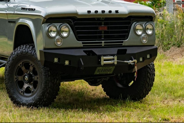 Bên cạnh đó, nó còn sử dụng một hộp số tự động 5 cấp và hộp phân phối 2 giúp truyền công suất tới bánh sau hoặc cả 4 bánh.