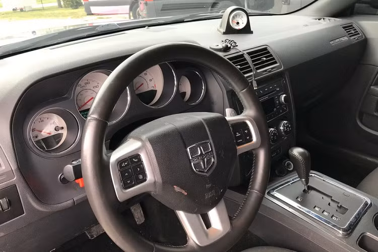 Giữa những bánh xe phía trước và phía sau, người chế độ đã lắp 3 cửa cánh chim hải âu, mở ra lối vào không gian nội thất đúng chất limousine. Ở bên trong, mọi thứ dường như đều được bọc gia, lắp đặt ghế dài cho càng nhiều người ngồi càng tốt, một TV lớn, và một quầy bar với mặt bàn khả năng làm bằng đá granite thật. Tổng cộng chi phí làm nên chiếc xe cơ bắp limo này là 175.000 USD.