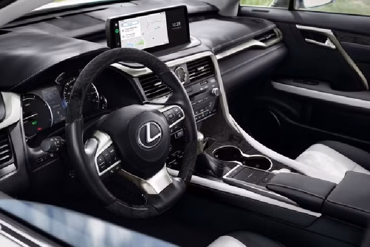 Về ngoại hình, mẫu xe sang Lexus RX 450hL 2022 Black Line và RX 350L 2022 Black Line sẽ được bán ra với hai phiên bản màu độc quyền gồm Eminent White Pearl (Trắng) và Cloudburst Gray (Xám). Tùy chọn màu ngoại thất của xe được chọn để làm nổi bật màu đen của các trang bị như bộ mâm 20 inch, ốp viền gương chiếu hậu, cản sốc trước và bảng tên xe.