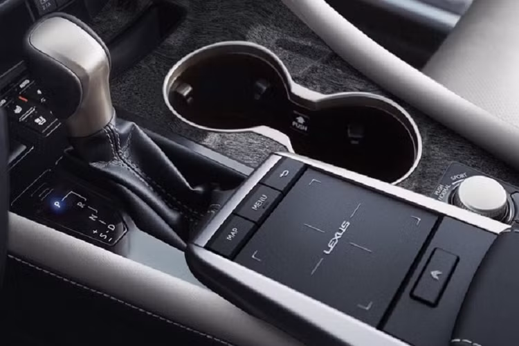 Bước vào khoang lái, sự tương phản về màu sắc của mẫu SUV hạng sang tiếp tục được nhấn mạnh với nội thất với màu đen chủ đạo và da Nuluxe màu trắng ở hai hàng ghế trước. Bên cạnh đó là màu xanh da trời của đường chỉ thêu xuất hiện khá nhiều bên trong khoang lái, trên các chi tiết da bọc chân cần số, vô lăng và ốp che bảng đồng hồ.