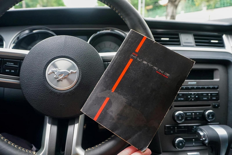 Nội thất của Ford Mustang nâng cấp giữa vòng đời đã được sửa đổi với các bề mặt được ép nhiệt dẻo chất lượng cao hơn, trang trí bằng nhôm thật có sẵn, Ford SYNC trở thành tiêu chuẩn trên xe từ lúc lắp đặt tại nhà máy.