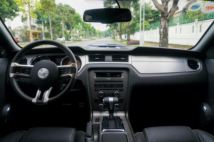 Có vẻ như chán sưu tầm siêu xe đắt đỏ, đại gia này chuyển sang chơi mẫu xe thể thao Ford Mustang có tuổi đời đã trên 11 năm. Đây là cách chơi khá kén người vì hiện tại, thế hệ thứ 6 của Ford Mustang đang bán hàng lướt khá nhiều tại dải đất hình chữ S nhưng ông Đặng Lê Nguyên Vũ vẫn chọn mua phiên bản thế hệ thứ 5, đã ra mắt cách đây hơn 1 thập kỷ.