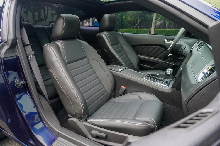 Hình ảnh chiếc xe thể thao Ford Mustang đời 2010 được giao đến cho ông Đặng Lê Nguyên Vũ mới được chia sẻ, người ra nhận có thể là quản gia hoặc tài xế của đại gia này.