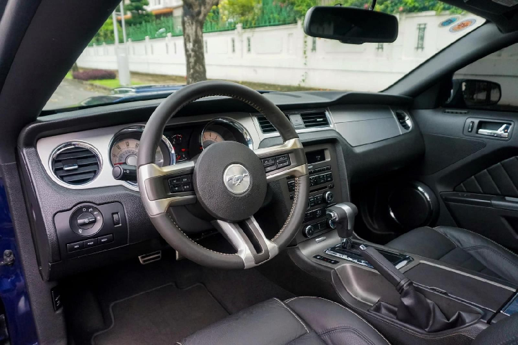 Hiện không rõ Chủ tịch Trung Nguyên đã bỏ ra bao nhiêu tiền để mua chiếc xe thể thao Ford Mustang hơn 11 năm có mặt tại dải đất hình chữ S này, chỉ biết rằng, xe đã lăn bánh gần 2 vạn km và người bán cho biết còn giữ các vỏ xe nguyên bản cũng như các sổ sách theo xe.