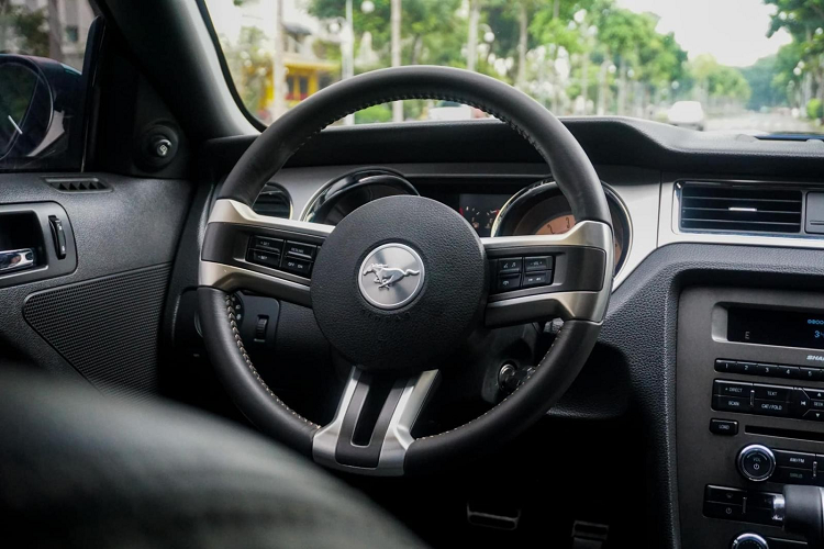 Ford Mustang thế hệ thứ 5 cũng từng tạo nên cơn sốt trong nước với hơn 10 chiếc được mang về dải đất hình chữ S phục vụ các đại gia Việt, trong đó, ấn tượng nhất phải kể đến chiếc Ford Mustang Shelby GT500 mạnh mẽ của loài rắn hổ mang. 