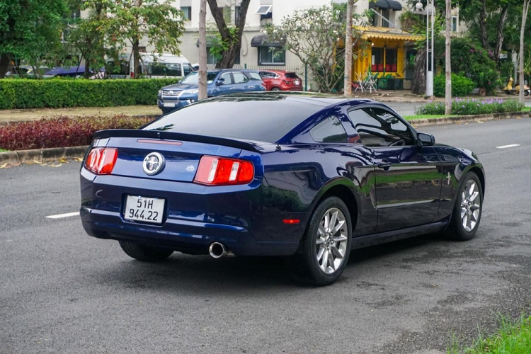 Động cơ trên Ford Mustang của ông Đặng Lê Nguyên Vũ mới mua là loại V6, dung tích 4.0 lít, sản sinh ra công suất tối đa 21 mã lực và mô-men xoắn cực đại 325 Nm. Xe kết hợp với hộp số sàn 5 cấp hoặc hộp số tự động 5 cấp tùy chọn.