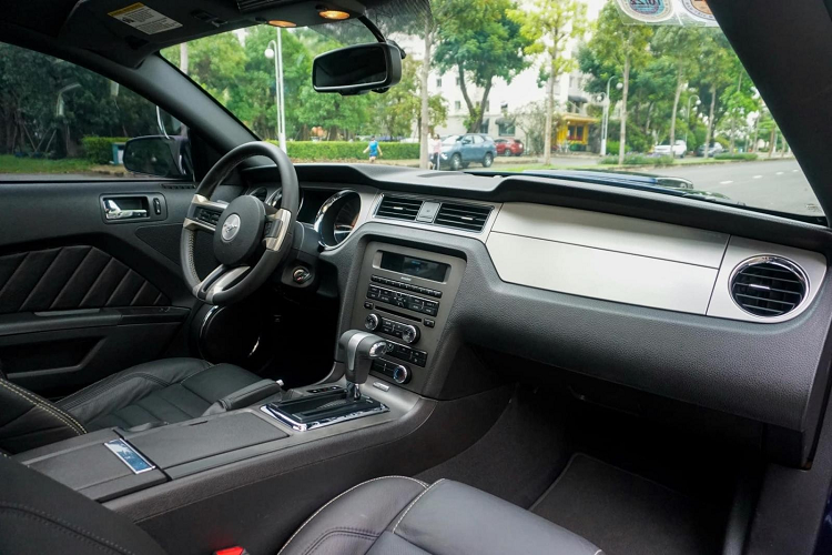 Dòng xe thể thao Ford Mustang thế hệ thứ 5 trải qua 2 phiên bản với việc nâng cấp diễn ra giữa vòng đời vào năm 2010 đến hết 2014. Những thay đổi cụ thể đối với ngoại thất bao gồm biểu tượng Mustang được thiết kế lại, đèn pha mới tích hợp đèn báo rẽ, thiết kế gương mỏng hơn, mui xe nổi bật và đèn hậu chia thành ba tầng được sửa đổi với đèn LED nhấp nháy xen kẽ.