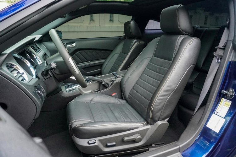 Mustang 2010 có lò xo và bộ giảm chấn mới để cải thiện chất lượng cũng như khả năng kiểm soát xe, độ ổn định và lực kéo AdvanceTrac của Ford. Mustang đời này có trang bị tiêu chuẩn là mâm 17 inch.