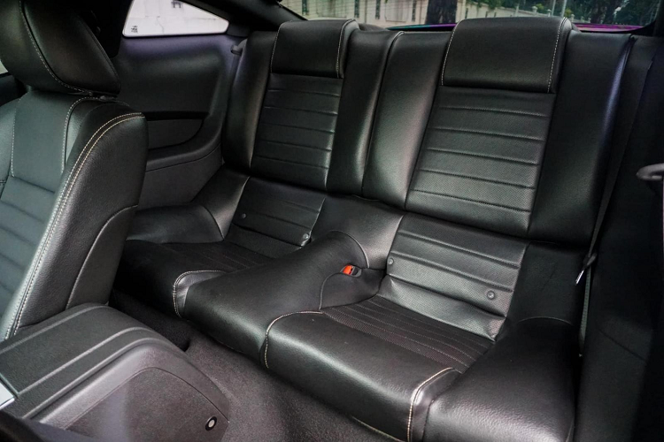 Ngoài ra, dễ dàng nhận thấy là Ford Mustang của Đặng Lê Nguyên Vũ sử dụng đèn sương mù nhỏ hơn so với các mẫu thế hệ trước dù vẫn được gắn trong lưới tản nhiệt của xe. Chi tiết ăng-ten radio của xe đã được chuyển ra phía sau và ổ khóa cốp không còn có lỗ khóa trên nắp cốp, thay vào đó chỉ có một thao tác mở cốp từ xa.