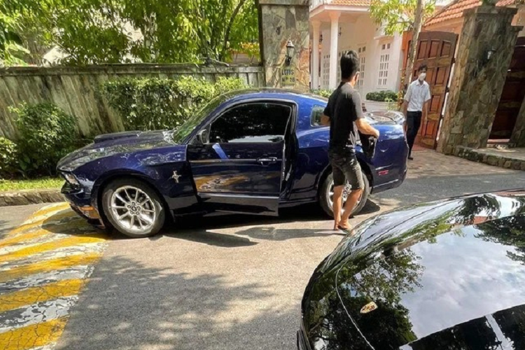 Có vẻ như sau khi ly hôn với vợ cũ, Chủ tịch Trung Nguyên đã chán các "cô gái sexy" đến từ Ý hay Anh như Lamborghini, McLaren và đặc biệt là dàn xe Ferrari đã bị bán sạch không còn giữ chiếc nào đã gây ngạc nhiên lớn. Thay vào đó, đại gia này chuyển sang tìm các "gái già" đến từ Mỹ hay Đức, mới nhất là việc một chiếc xe thể thao Ford Mustang đời 2010 đã được nhìn thấy xuất hiện trước biệt thự của ông Đặng Lê Nguyên Vũ nằm ở thành phố Thủ Đức.