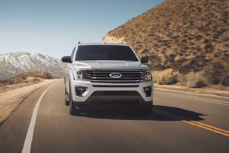 Các tính năng công nghệ, tiện nghi của xe thì không có thay đổi gì, chiếc SUV vẫn có ghế lái chỉnh điện 8 hướng kèm dây đai chỉnh điện và ngả thủ công. Ngoài ra, xe cũng được trang bị hệ thống thông tin giải trí SYNC3 với màn hình cảm ứng 8 inch và hỗ trợ cả Apple CarPlay / Android Auto, điều hòa tự động ba vùng, điểm phát sóng Wi-Fi thông qua kết nối 4G, 4 ổ cắm 12V và 4 cổng USB. 