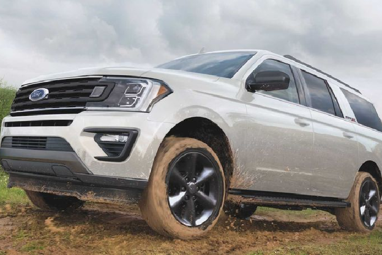 Về truyền động, giống như các phiên bản khác, Ford Expedition XL STX 2021 được trang bị động cơ EcoBoost V6 3.5L kết hợp hộp số tự động SelectShift 10 cấp. Mức giá xe Ford Expedition XL STX 2021 bán ra tại Mỹ từ 49.950 USD (khoảng 1,15 tỷ đồng). 