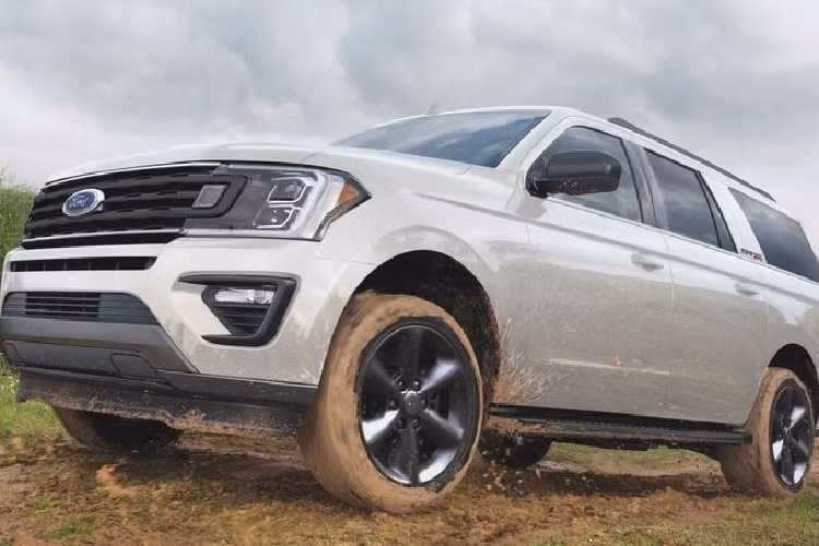 Về truyền động, giống như các phiên bản khác, Ford Expedition XL STX 2021 được trang bị động cơ EcoBoost V6 3.5L kết hợp hộp số tự động SelectShift 10 cấp. Mức giá xe Ford Expedition XL STX 2021 bán ra tại Mỹ từ 49.950 USD (khoảng 1,15 tỷ đồng). 