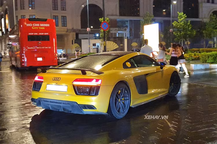 Với phiên bản V10 Plus, Audi đã trang bị thêm cho R8 hàng loạt các chi tiết được làm từ sợi carbon như: líp trước, ốp gương chiếu hậu, ốp hốc gió, cánh gió sau và bộ khuếch tán, đi cùng với đó là khối động cơ V10 trên xe được tinh chỉnh lại để đạt công suất mạnh hơn đến 69 mã lực so với chiếc R8 V10 tiêu chuẩn.