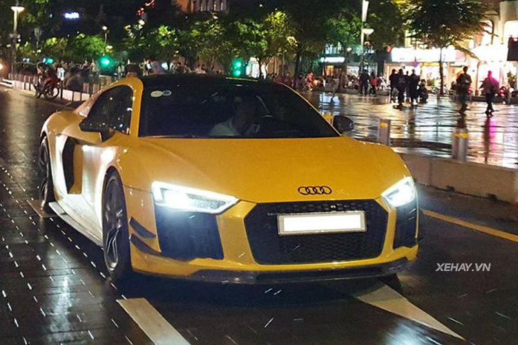 Sau khi được bán lại, mẫu xe thể thao nước Đức đã được nâng cấp thêm một số các chi tiết bằng sợi carbon ở phần ngoại thất và hệ thống ống xả độ "hàng hiệu" trị giá hàng trăm triệu đồng. Đầu tiên phải kể đến líp trước cỡ lớn bằng sợi carbon của thương hiệu Vorsteiner, thân xe cũng được bổ sung thêm thanh nẹp hông, sự xuất hiện của phần vây cá ở phía trước và sau xe tạo nên cái nhìn đầy hiếu chiến cho Audi R8.