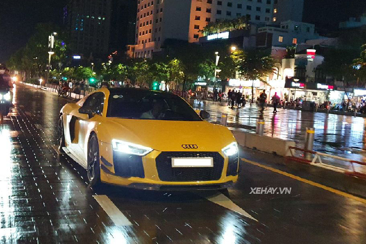 Về ngoại thất, thiết kế trên Audi R8 Type 4S được trau chuốt lại theo hướng hiện đại và góc cạnh hơn, thay cho nét mềm mại của thế hệ R8 đầu tiên. Cản trước của xe được những kĩ sư thiết kế từ Audi “lột xác” toàn bộ với mặt ca-lăng hình tổ ong sơn đen làm điểm nhấn, hốc gió trước của xe cũng được thay đổi với các nan nằm dọc, thay cho nan ngang trên R8 Type 42.
