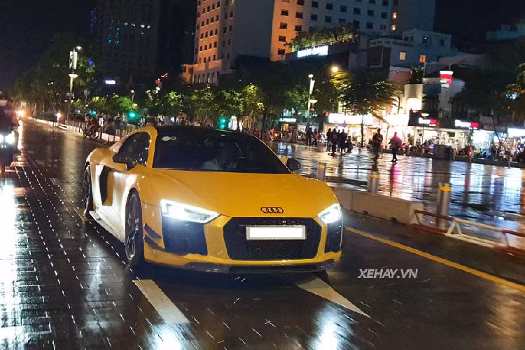 Về ngoại thất, thiết kế trên Audi R8 Type 4S được trau chuốt lại theo hướng hiện đại và góc cạnh hơn, thay cho nét mềm mại của thế hệ R8 đầu tiên. Cản trước của xe được những kĩ sư thiết kế từ Audi “lột xác” toàn bộ với mặt ca-lăng hình tổ ong sơn đen làm điểm nhấn, hốc gió trước của xe cũng được thay đổi với các nan nằm dọc, thay cho nan ngang trên R8 Type 42.