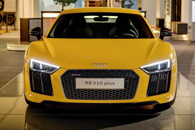 Về truyền động, Audi R8 V10 Plus thể thao được trang bị khối động cơ V10 hút khí tự nhiên có dung tích 5.2 lít, sản sinh công suất tối đa 602 mã lực và mô men xoắn cực đại đạt mức 560 Nm. Nhờ hộp số tự động 7 cấp và hệ dẫn động 4 bánh Quattro trứ danh của Audi, chiếc R8 V10 Plus này chỉ mất 3,2 giây để tăng tốc từ 0-100 km/h, 0-200 km/h mất 9,9 giây trước khi đạt vận tốc tối đa 330 km/h.