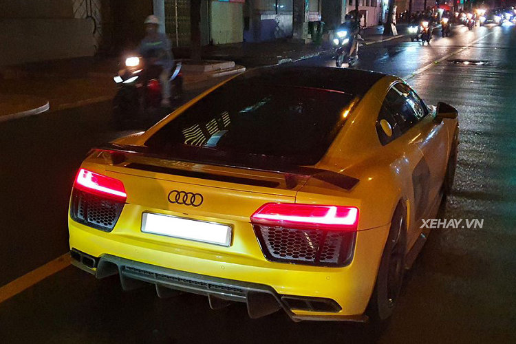 Audi R8 tại Việt Nam là cái tên đã có mặt từ thuở sơ khai của phong trào chơi siêu xe và xe siêu sang trong nước.Tính đến nay, đã có khoảng 20 chiếc R8 được mang về nước bao gồm hai thế hệ R8 Type 42 và R8 Type 4S. Trong đó, thế hệ Type 4S hiện đang có khoảng 6 chiếc thuộc phiên bản R8 V10 Plus đời cũ và 1 chiếc R8 V10 Performance thế hệ mới nhất.