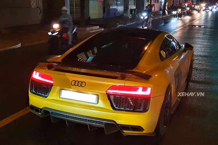 Audi R8 tại Việt Nam là cái tên đã có mặt từ thuở sơ khai của phong trào chơi siêu xe và xe siêu sang trong nước.Tính đến nay, đã có khoảng 20 chiếc R8 được mang về nước bao gồm hai thế hệ R8 Type 42 và R8 Type 4S. Trong đó, thế hệ Type 4S hiện đang có khoảng 6 chiếc thuộc phiên bản R8 V10 Plus đời cũ và 1 chiếc R8 V10 Performance thế hệ mới nhất.