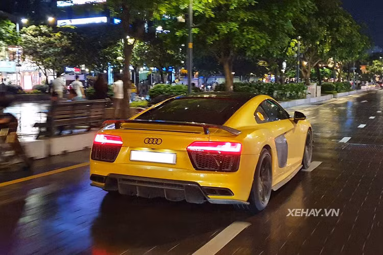 Audi R8 V10 Plus ra mắt công chúng tại triển lãm Geneva Motor Show năm 2015, kế thừa những thành công mà thế hệ tiền nhiệm mang lại với tổng số 27.000 chiếc R8 Type 42 đã được bán ra trên toàn cầu. Ở thế hệ R8 Type 4S này, Audi đã lược bỏ đi phiên bản sử dụng động cơ V8 trên thế hệ đầu tiên, giúp cho R8 có thể cạnh tranh với những đối thủ sừng sỏ như Mercedes-Benz AMG GTS, Porsche 911 Turbo và McLaren 570S.