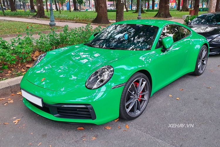 Tại thị trường Việt Nam, siêu xe Porsche 911 có thể được xem là một trong những cái tên chiếm số lượng đông đảo nhất. Lý do khiến mẫu xe huyền thoại của hãng xe xứ Stuttgart trở nên phổ biến đến từ rất nhiều yếu tố. Trong đó, nổi bật hơn cả là nhờ cảm giác vận hành mạnh mẽ, kiểu dáng trường tồn theo thời gian và độ thực tiễn cao khi sử dụng hằng ngày.