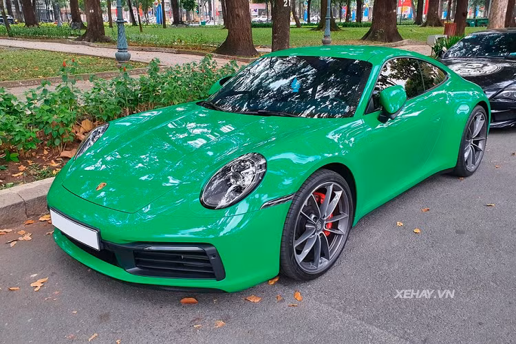 Tại thị trường Việt Nam, siêu xe Porsche 911 có thể được xem là một trong những cái tên chiếm số lượng đông đảo nhất. Lý do khiến mẫu xe huyền thoại của hãng xe xứ Stuttgart trở nên phổ biến đến từ rất nhiều yếu tố. Trong đó, nổi bật hơn cả là nhờ cảm giác vận hành mạnh mẽ, kiểu dáng trường tồn theo thời gian và độ thực tiễn cao khi sử dụng hằng ngày.