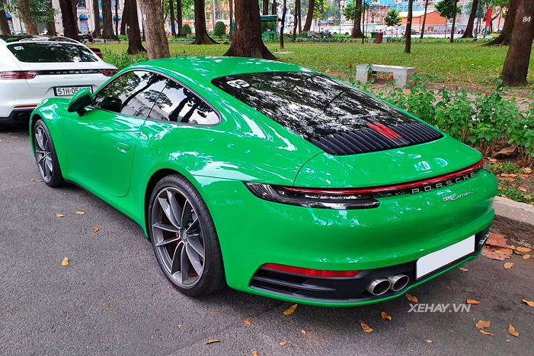 Siêu phẩm Porsche 911 trong bài viết thuộc phiên bản Carrera S 2020 và hiện đang thuộc sở hữu của một vị đại gia sinh sống và làm việc tại TP.HCM. Mức giá xe Porsche 911 Carrera S đang được phía chính hãng niêm yết 7,65 tỷ đồng và chưa bao gồm các tuỳ chọn thêm.