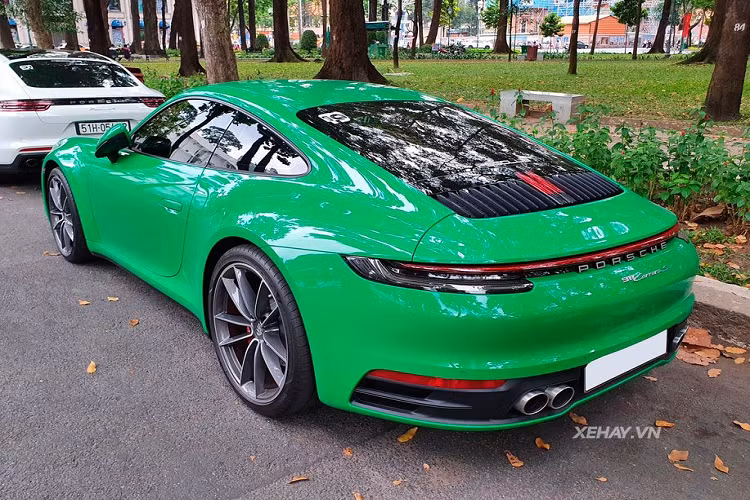 Siêu phẩm Porsche 911 trong bài viết thuộc phiên bản Carrera S 2020 và hiện đang thuộc sở hữu của một vị đại gia sinh sống và làm việc tại TP.HCM. Mức giá xe Porsche 911 Carrera S đang được phía chính hãng niêm yết 7,65 tỷ đồng và chưa bao gồm các tuỳ chọn thêm.