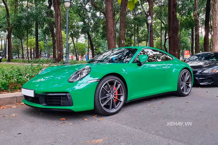 Về truyền động, Porsche 911 Carrera S được trang bị khối động cơ 6 xy-lanh 3.0L với 2 bộ tăng áp để cho ra công suất tối đa tới 450 mã lực, từ đó siêu phẩm này có thể tăng tốc 0-100 km/h trong vòng 3,7 giây, nhanh hơn 0,4 giây so với thế hệ trước. Trang bị về hộp số trên 911 2019 là hộp số ly hợp kép 8 cấp đời mới của Porsche.
